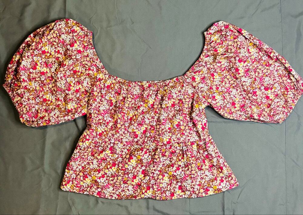 Sim & Sam Floral Peasant Top Womenโs Medium Boho Puff Sleeve Smocked Burgundy